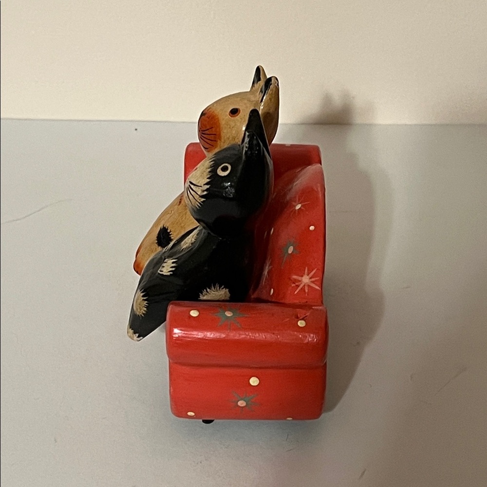Handcrafted Cat Figurines on Red Sofa. Albesia Wood, crafted in Bali - Picture 3 of 8